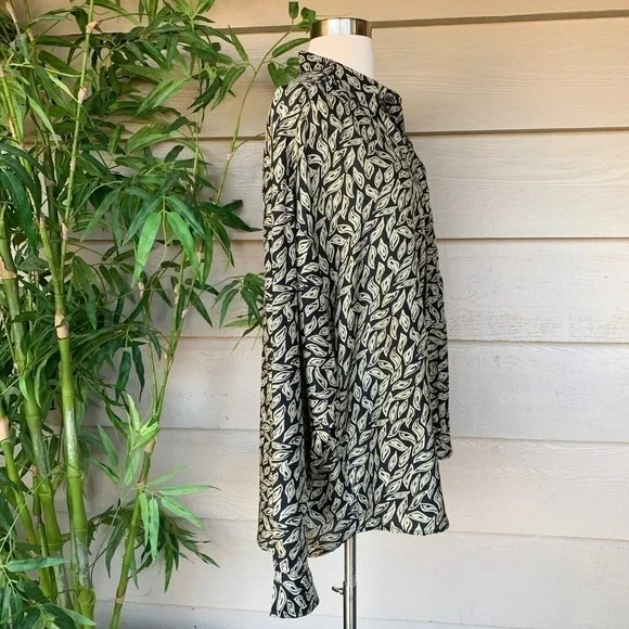 🎉U2 Italy Black w/ Leaf Pattern Silk Blouse🎉 - Picture 2 of 5